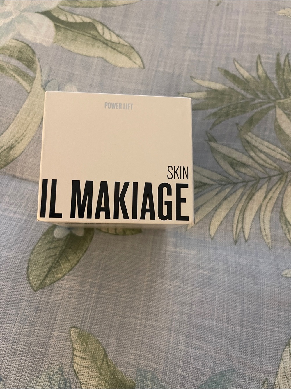 IL MAKIAGE White Box with Black Print